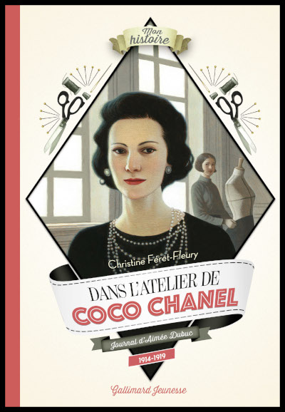 Couverture du roman documentaire "Dans l'atelier de Coco Chanel" de Christine Fret-Fleury