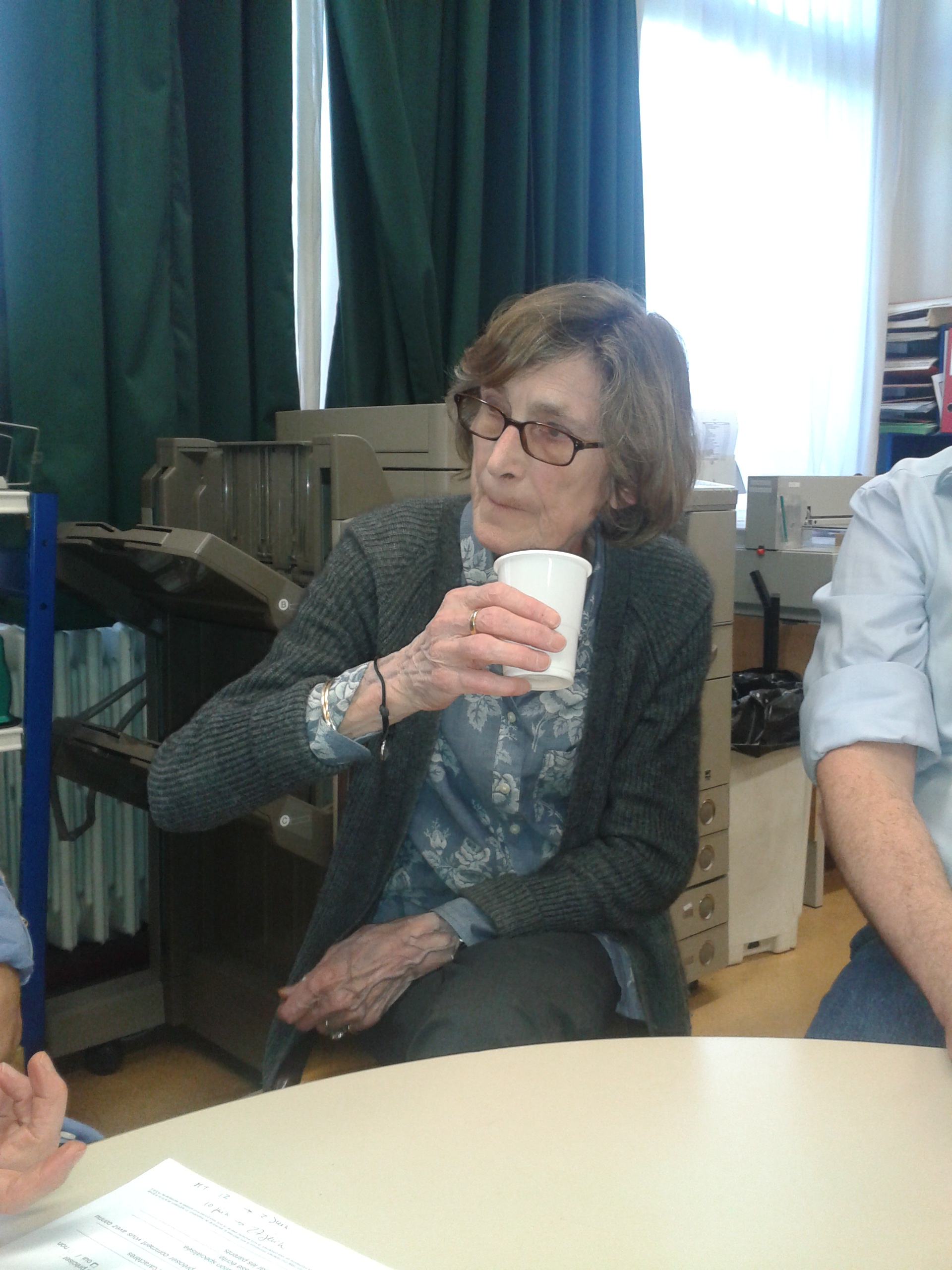 Photo de Marie-France dans une runion de l'ABBE avec un verre  la main