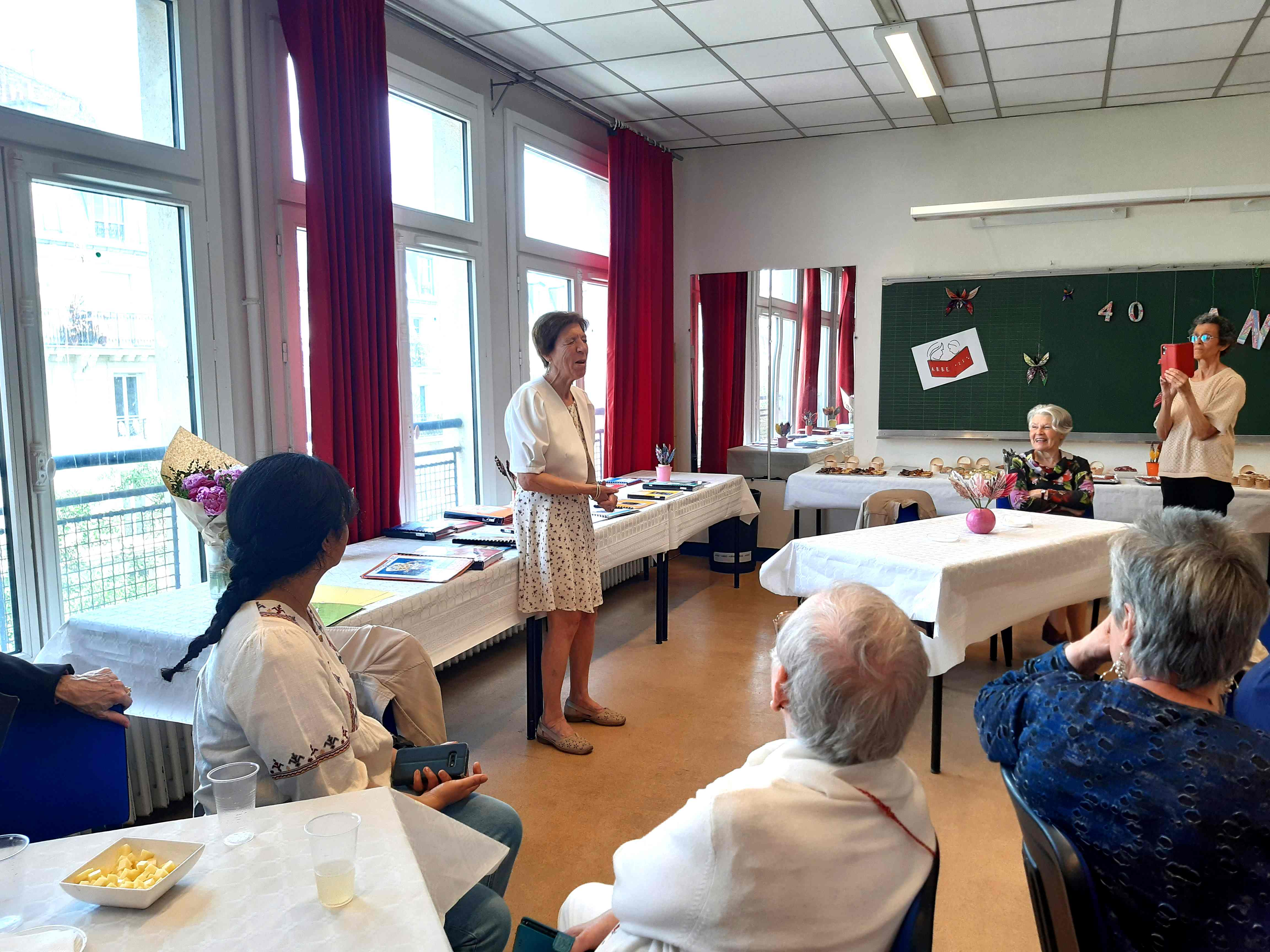 Photo d'Olga d'Amore pr�sidente et fondation de l'ABBE en traint de pr�senter son �volution