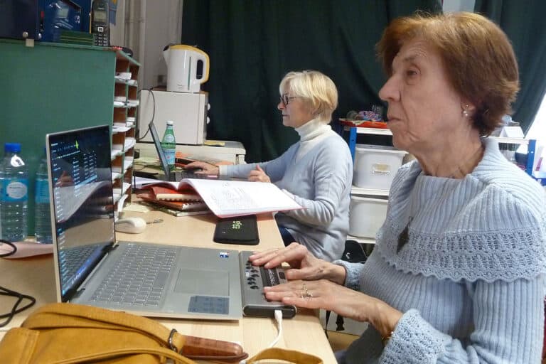 Photo d’Olga et Sissi préparant le catalogue
