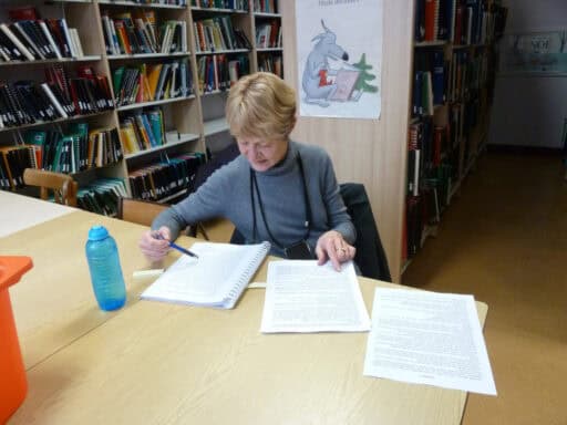 Photo de Sylvie C. en train de relire la transcription d'un livre avant impression en braille