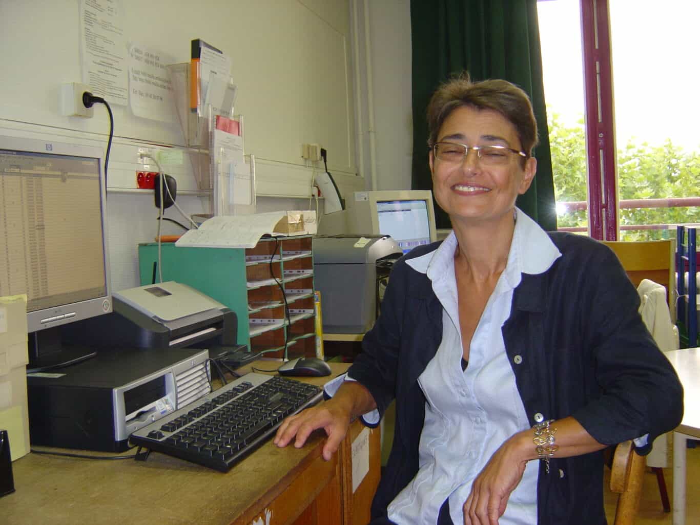 Photo de Marie-Thérèse devant son poste informatique