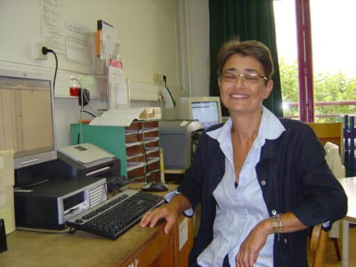 Photo de Marie-Thérèse devant son poste informatique