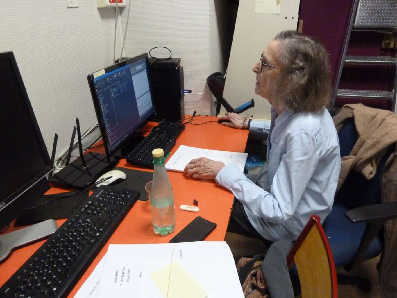 Photo de Marie-France contrôlant sur page par page la correspondance braille/gros caractères