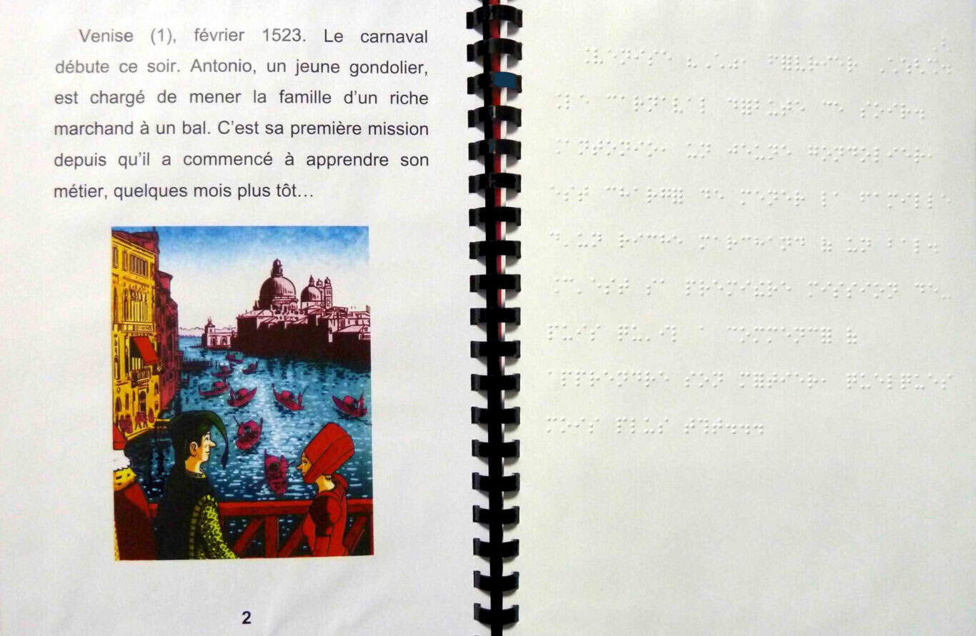 Page d'un livre français avec texte imprimé et braille. À gauche, illustration de deux personnes au bord d'un canal avec des gondoles à Venise. La page de droite ne contient que du texte en braille.