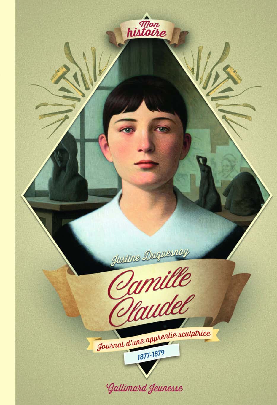 Couverture du livre représentant le portrait peint d'une jeune femme aux cheveux noirs courts et au col blanc, entourée de sculptures et d'outils d'art. Texte : « Camille Claudel, Journal d'une apprentie sculptrice, 1877-1879. ».