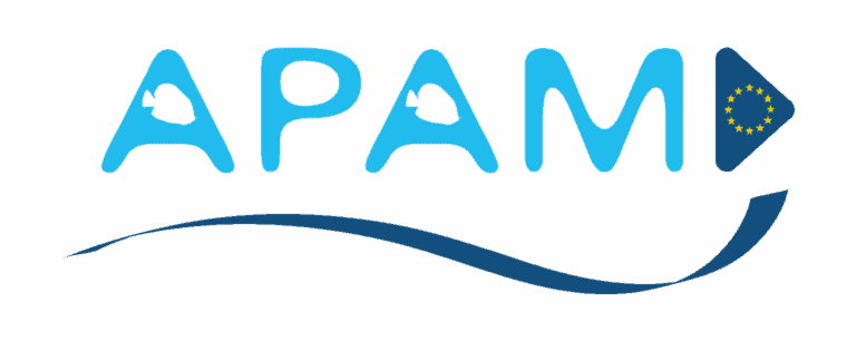 Logo avec le mot « APAM » en lettres bleues, chaque « A » étant orné d'une silhouette de poisson blanc. La lettre « M » est suivie d'un triangle bleu orné d'étoiles européennes jaunes. Une ligne bleue incurvée court sous le texte.