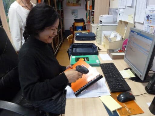 Photo de Maëlys enregistrant les livres commandés