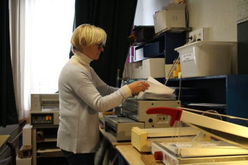 Photo de Sissi mettant la reliure d’un livre adapté