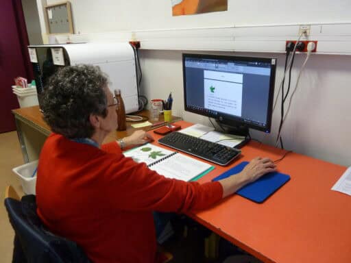 Photo de Sylvie A. préparant le texte en gros caractères avec insertion des images d’origine